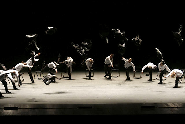 スペイン国立ダンスカンパニー　オハッド・ナハリン振付『マイナス１６』　photo:Arnold Groeschel