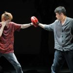 空間満たす「魂の語り合い」――兵庫県立芸術文化センター『明日を落としても』/濱田元子 空間満たす「魂の語り合い」――兵庫県立芸術文化センター『明日を落としても』/濱田元子